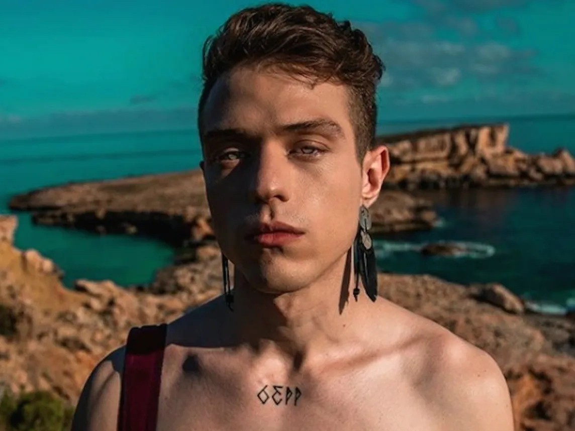Earrings worn by Irama in the 'Nera' video clip