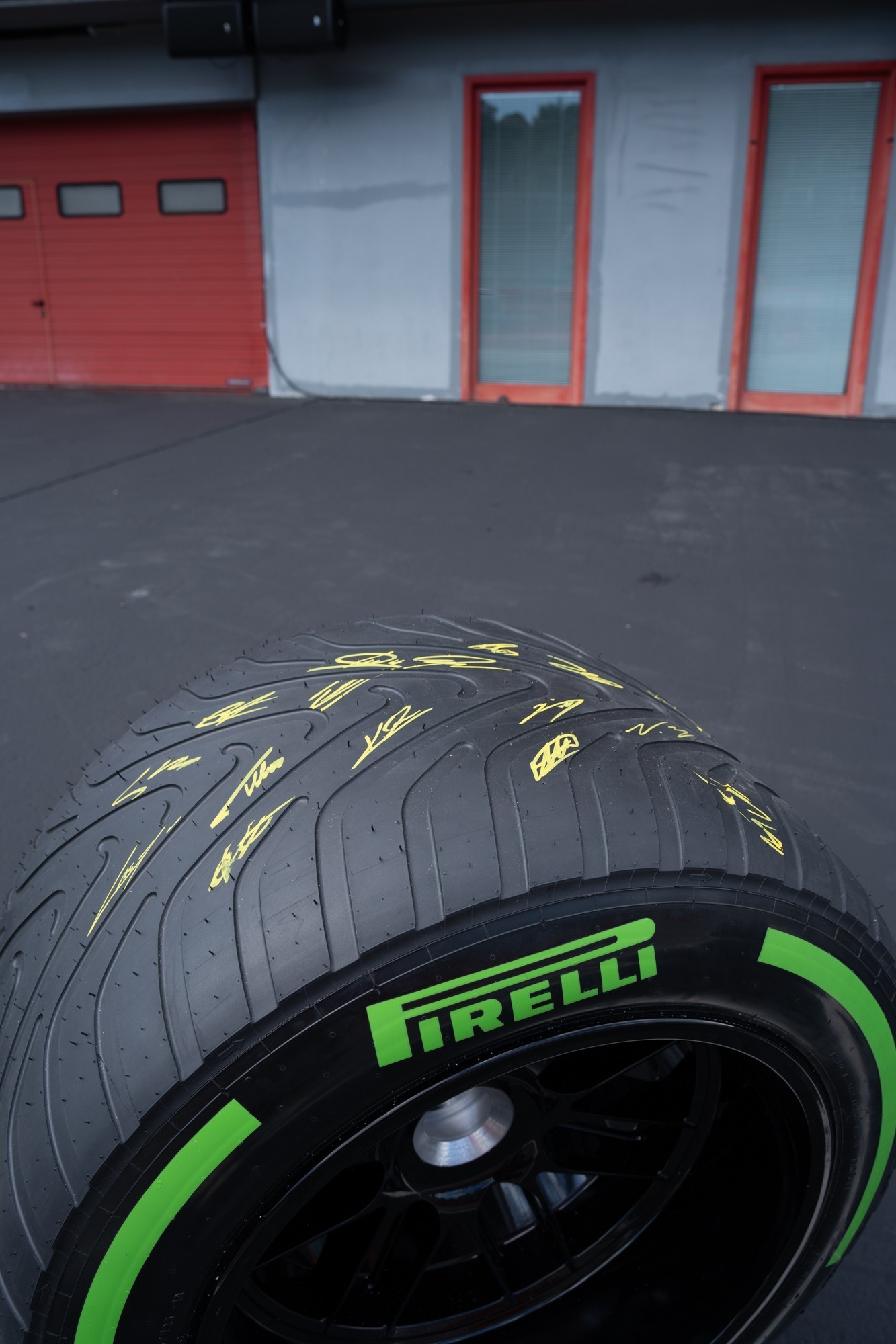 Show Tire Pirelli intermedia - Autografata dai Piloti di Formula 1