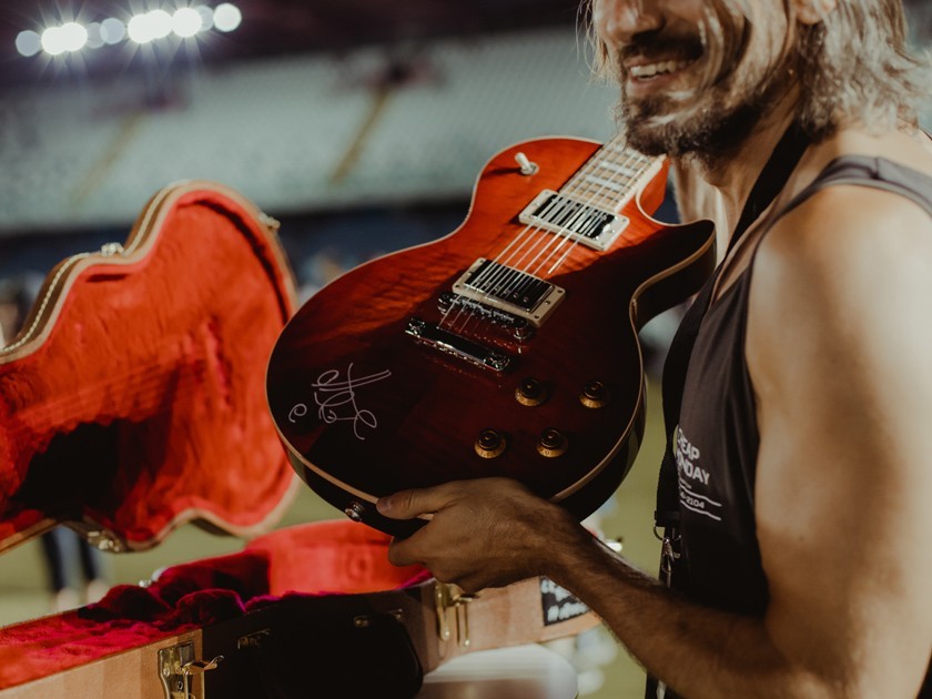 Gibson Les Paul Standard Blood Orange Burst Signed by the Guests of Rockin'1000 for Romagna