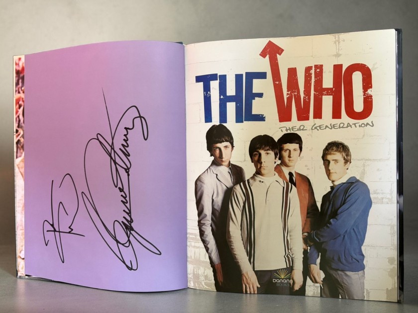 Libro con copertina rigida autografato dagli Who