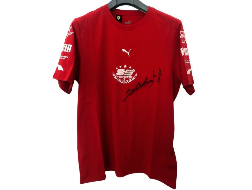 T-shirt ufficiale Scuderia Ferrari "95 Anni", 2024 - Autografata da Carlos Sainz e Charles Leclerc