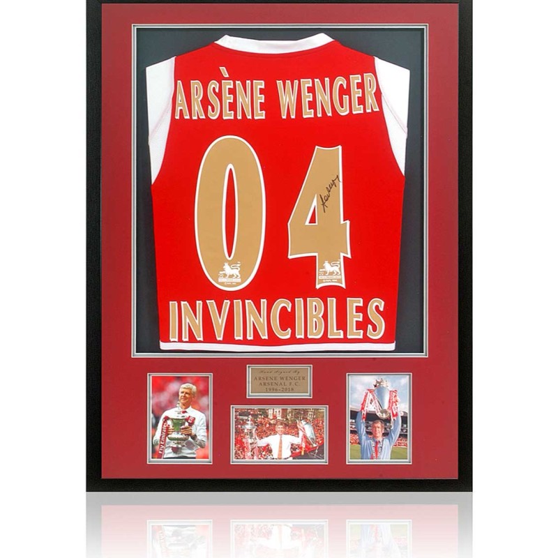 La maglia dell'Arsenal Invincibles di Arsène Wenger firmata e incorniciata