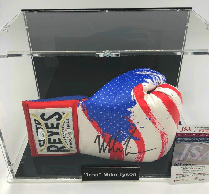Guantone da boxe firmato da Mike Tyson in vetrina