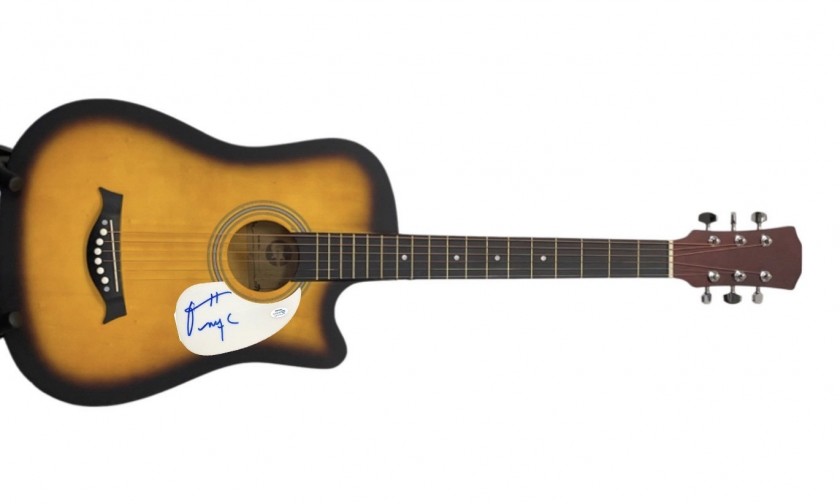 Chitarra acustica autografata da Patti Smith 