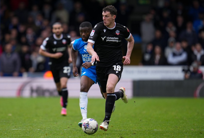 La maglia da gioco firmata da Eoin Toal per il Bolton Wanderers