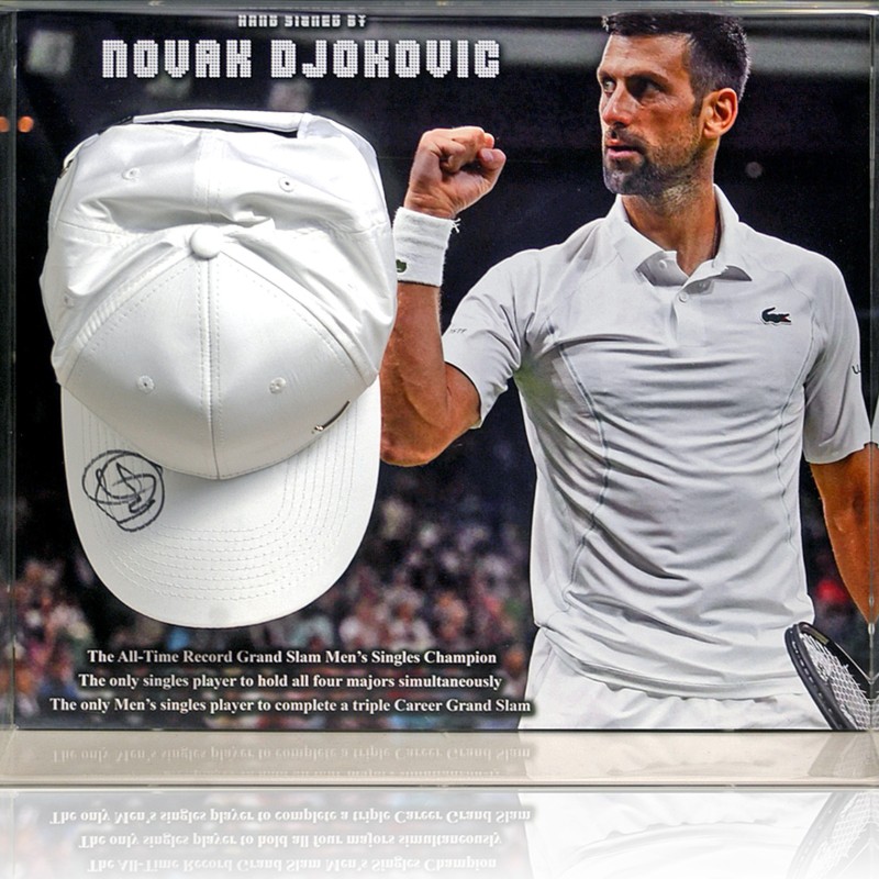 Presentazione del cappellino da tennis firmato da Novak Djokovic