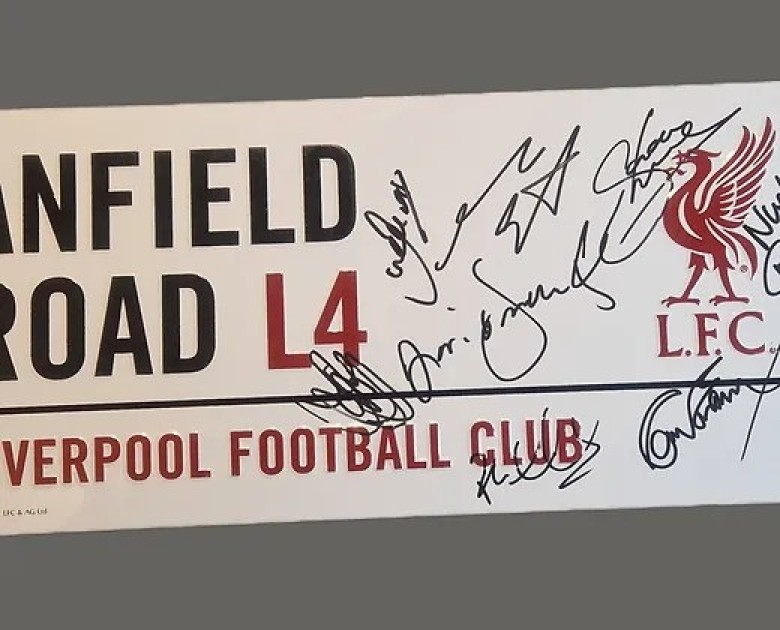 Insegna stradale Anfield autografata dalle leggende del Liverpool 