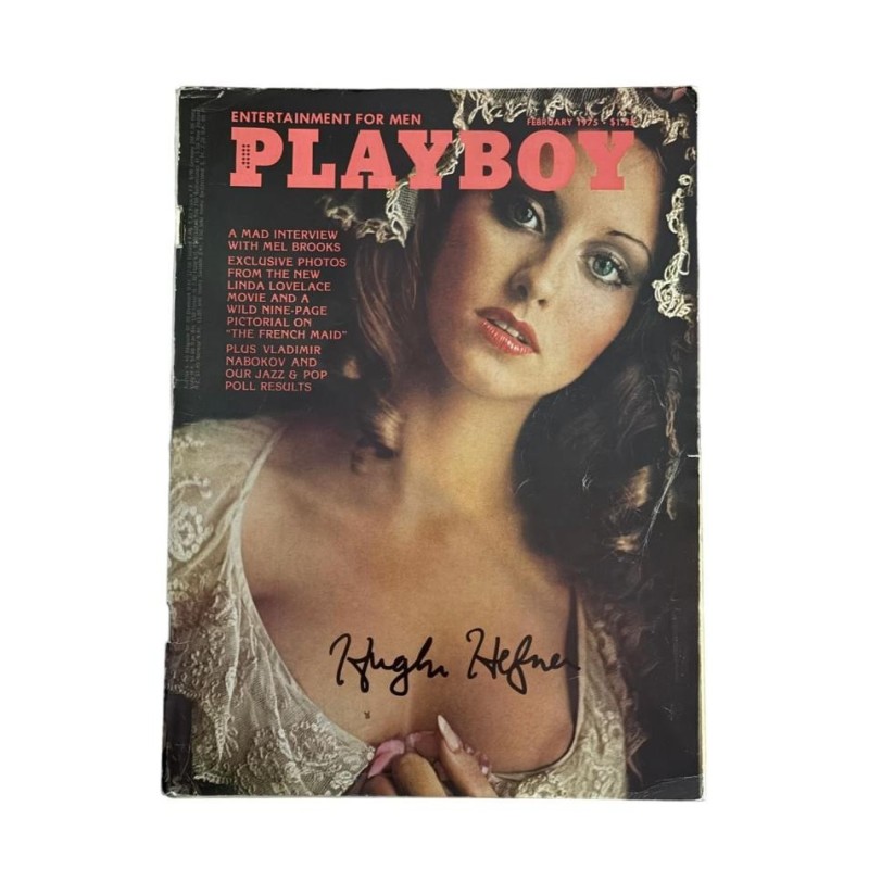 Hugh Hefner firma la rivista Playboy febbraio 1975