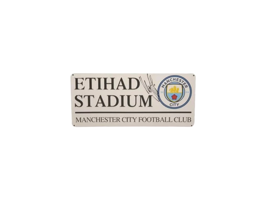 Insegna stradale "Etihad Stadium" autografata da Ilkay Gündoğan