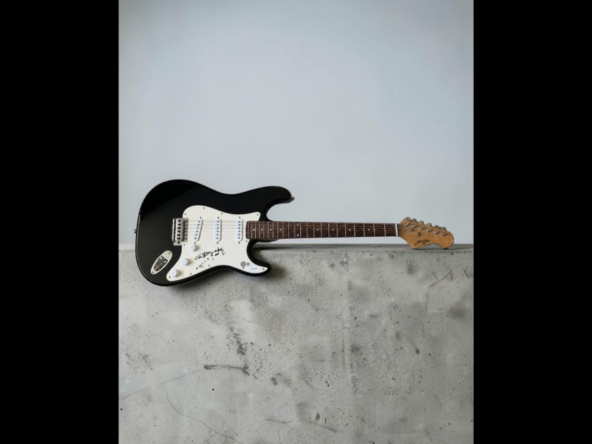 Chitarra elettrica in stile Stratocaster autografata da Angus Young degli AC/DC 