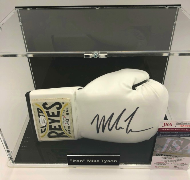 Guantone da boxe firmato da Mike Tyson in vetrina