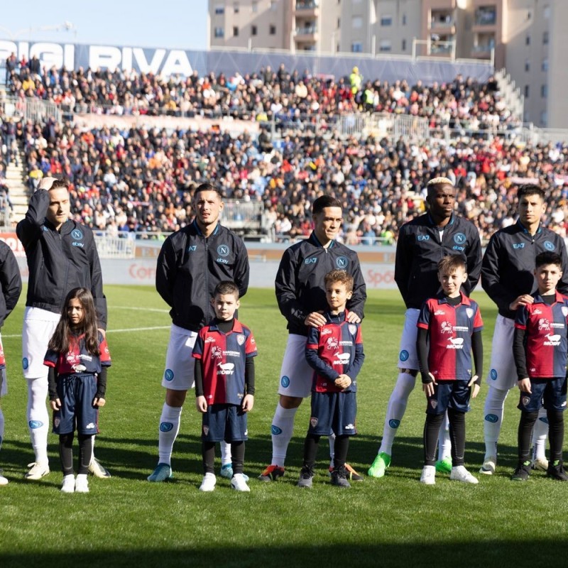 Scendi in campo come Mascotte in occasione di Cagliari vs Napoli + Distinti