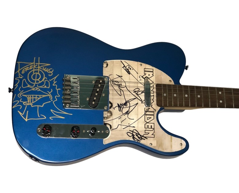 Chitarra Fender personalizzata firmata Iron Maiden con bozzetto