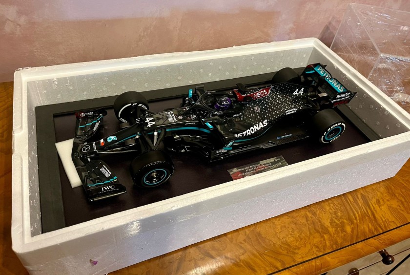 Modellino in scala 1:12 Hamilton Mercedes AMG F1 Team, Silverstone 2020 - Edizione Limitata