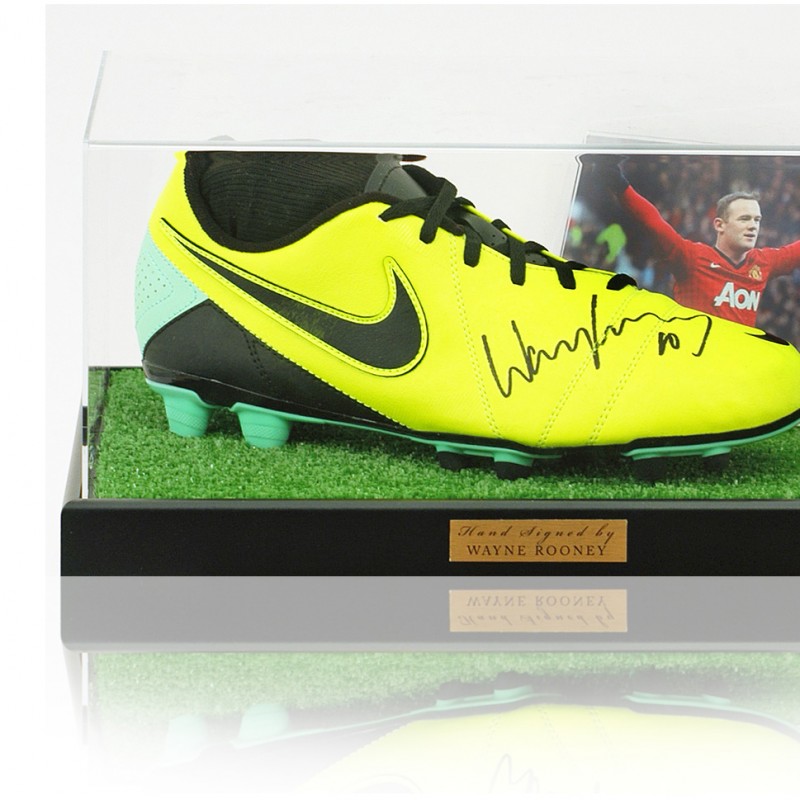 La scarpa autografata di Wayne Rooney