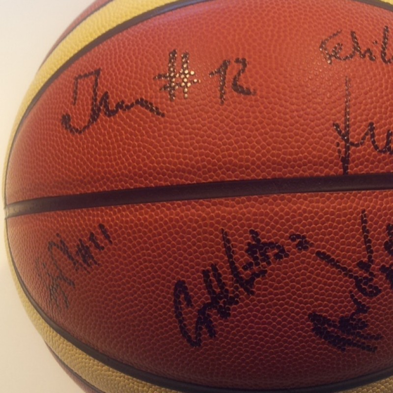 Pallone da basket autografato dalla squadra Virtus Pallacanestro Bologna