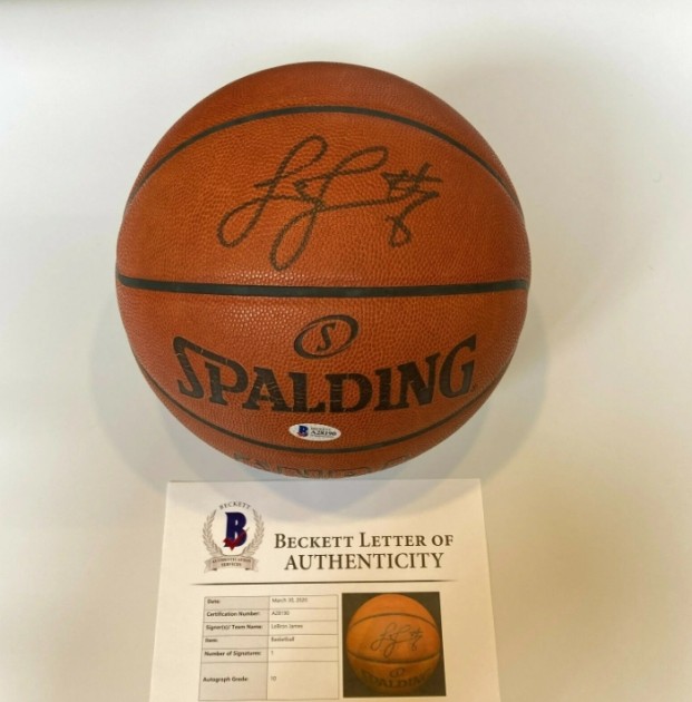 Pallone da basket Spalding NBA usato autografato da LeBron James