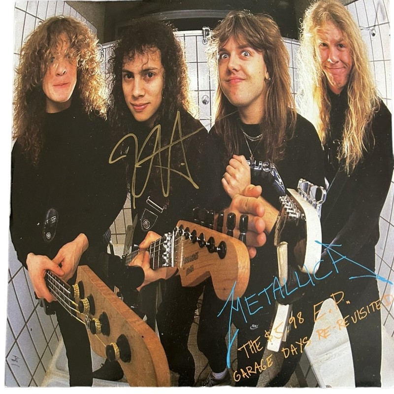 Kirk Hammett ha firmato l'LP in vinile 'Garage Days Re-Revisited'.