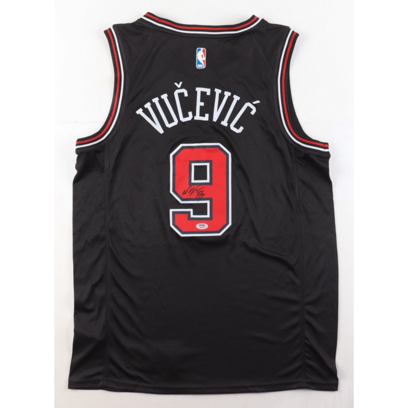 La maglia firmata di Nikola Vucevic dei Chicago Bulls