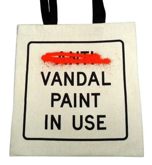 "Anti Vandal Paint in Use (Tote Bag - Cut and Run)" di Banksy