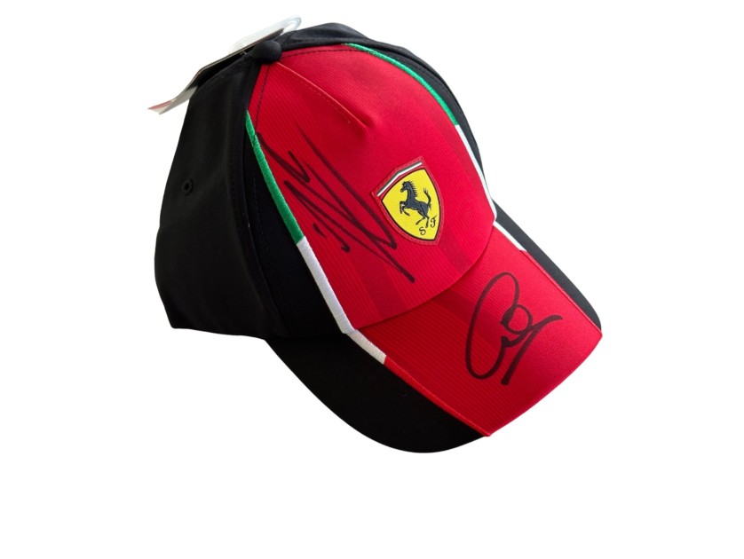 Cappellino ufficiale Scuderia Ferrari, 2025 - Autografato da Hamilton e Leclerc