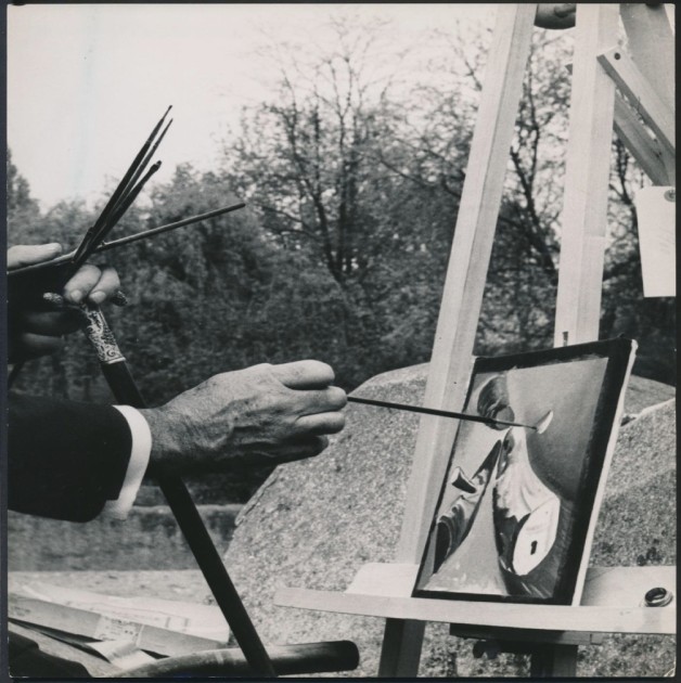 "Dali Hands Painting" di Globe Photos Archive