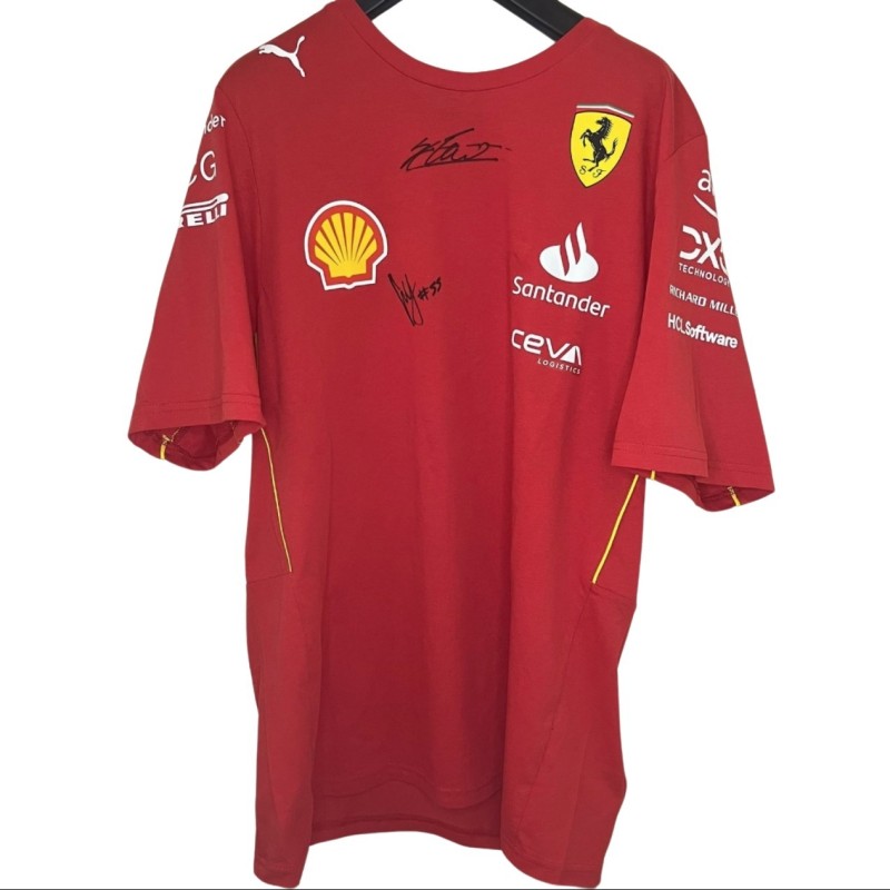 T-shirt ufficiale Scuderia Ferrari, 2024 - Autografata da Carlos Sainz e Charles Leclerc