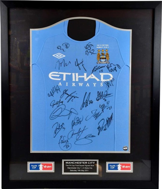 Manchester City 2011 FA Cup Winners Maglia ufficiale della squadra firmata e incorniciata