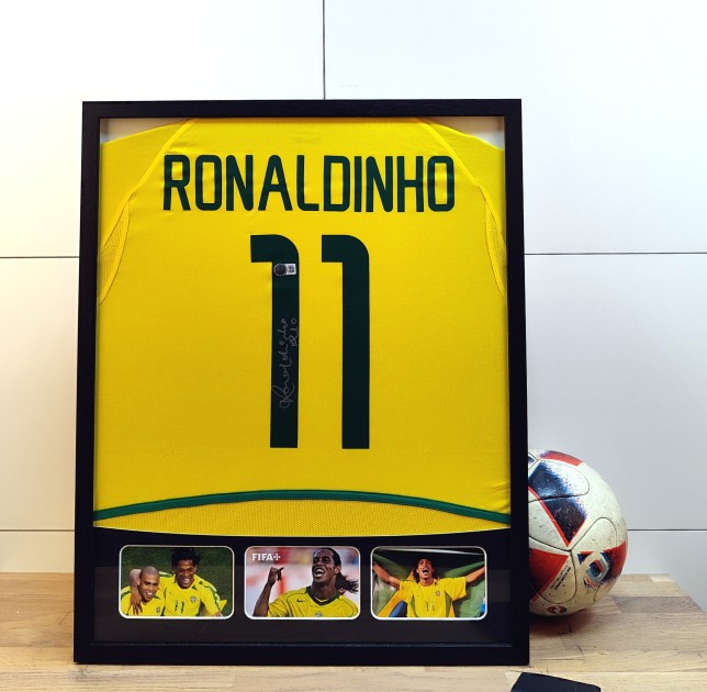 La maglia di Ronaldinho per il Brasile 2002 firmata e incorniciata