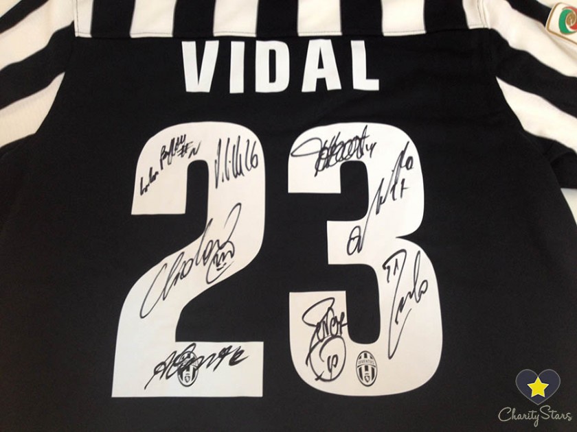 Vidal fanshop shirt signed by Juventus players - #JuveX3