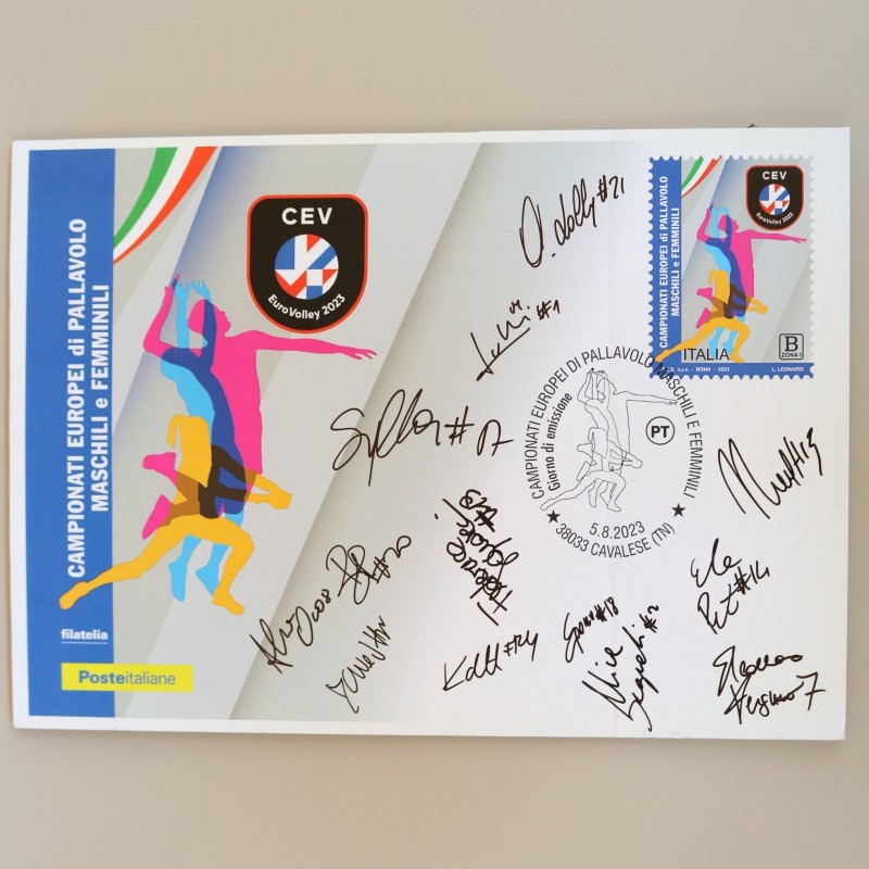 Riproduzione della cartolina con annullo filatelico nel giorno di emissione del francobollo autografata dalla nazionale femminile a Eurovolley 2023