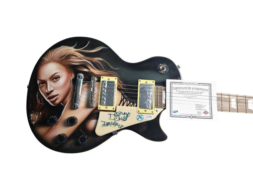 Chitarra vintage aerografata firmata da Beyoncé