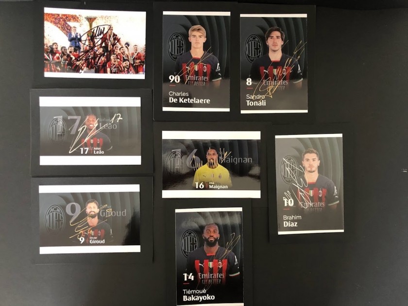 Set fotografie autografate dai giocatori del Milan