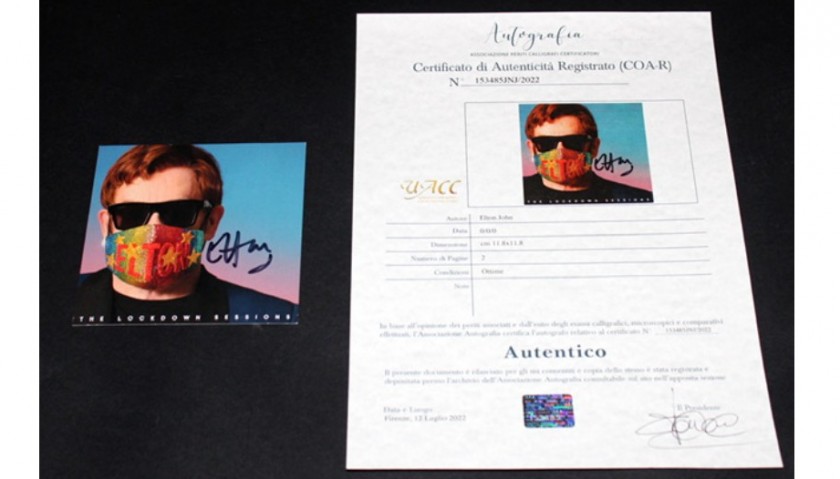 Card autografata da Elton John