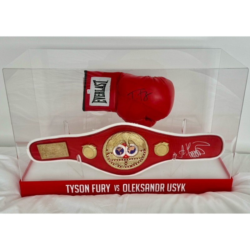 Guantone da boxe firmato da Tyson Fury e Oleksandr Usyk ed esposizione della cintura IBF