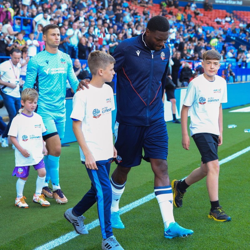 Esperienza mascotte giocatori del Bolton Wanderers vs Stockport 15 marzo 2025