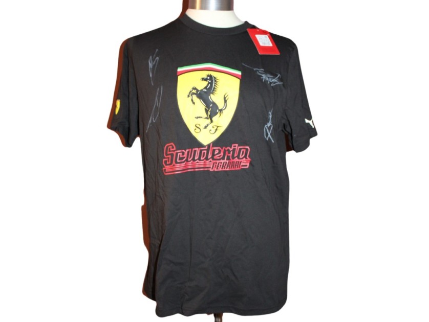 T-shirt ufficiale Ferrari - Autografata da Maya Weueg, Aurelia Nobels, Ollie Bearman e Dino Beganovic