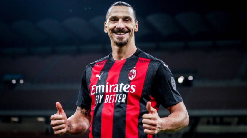 Ibrahimovic 's Official Milan Signed Shirt, 2020/21