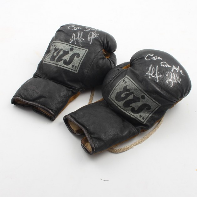 Boxe gloves worn by Alfio Righetti - signed