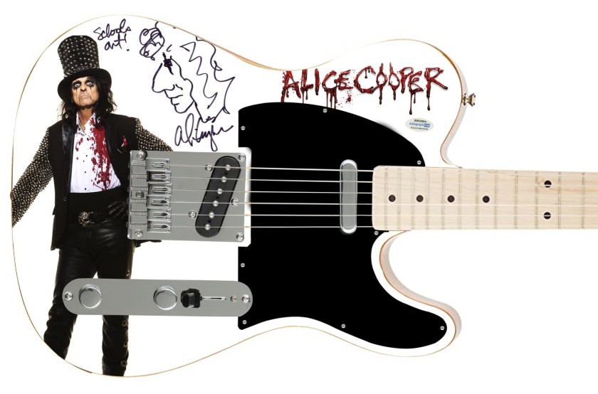 Chitarra Fender Custom Graphics firmata da Alice Cooper con testi e bozzetti