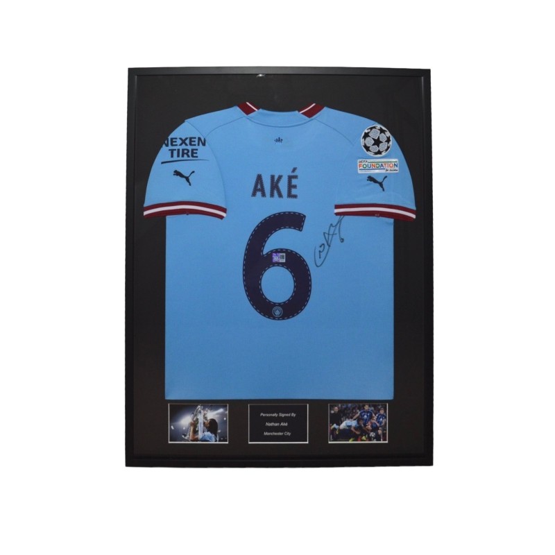 La maglia di Nathan Ake del Manchester City 2022/2023 firmata e incorniciata