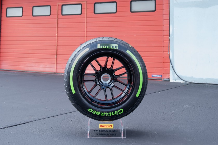 Show Tire Pirelli intermedia - Autografata dai Piloti di Formula 1