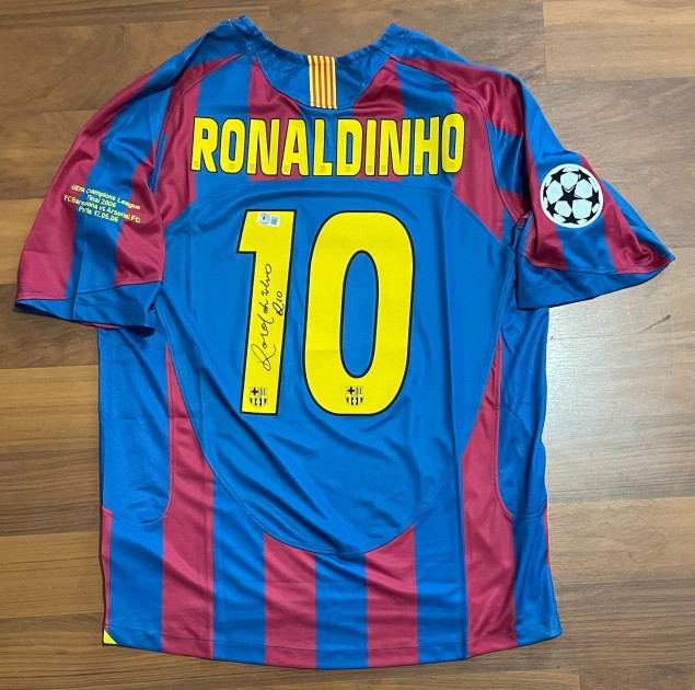 Maglia replica firmata di Ronaldinho per il Barcellona 2005/06