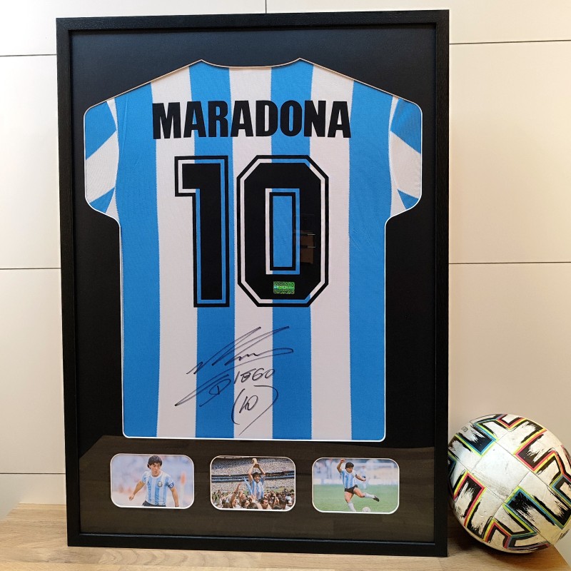 Maglia replica Argentina 1986 di Diego Maradona firmata e incorniciata