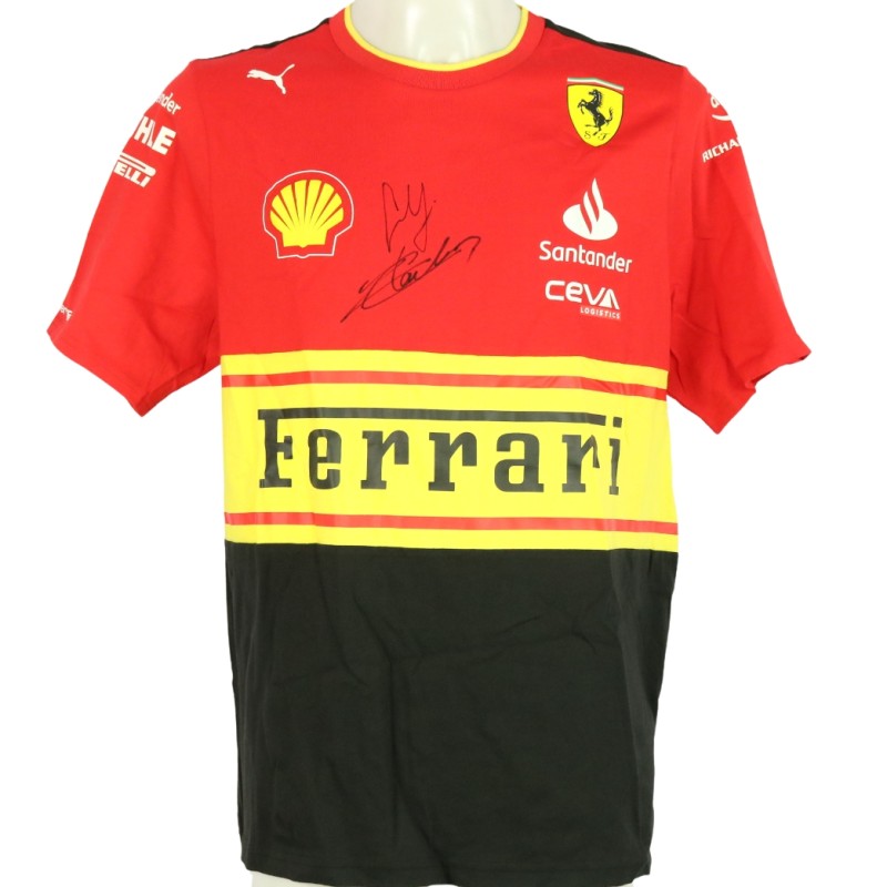 Maglietta Ufficiale Scuderia Ferrari Carlos Sainz 2022 – PUMA, Collezione Formula 1, Rossa