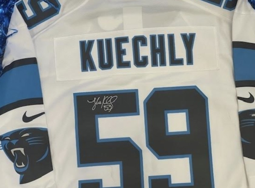 La maglia firmata da Luke Kuechly dei Carolina Panthers