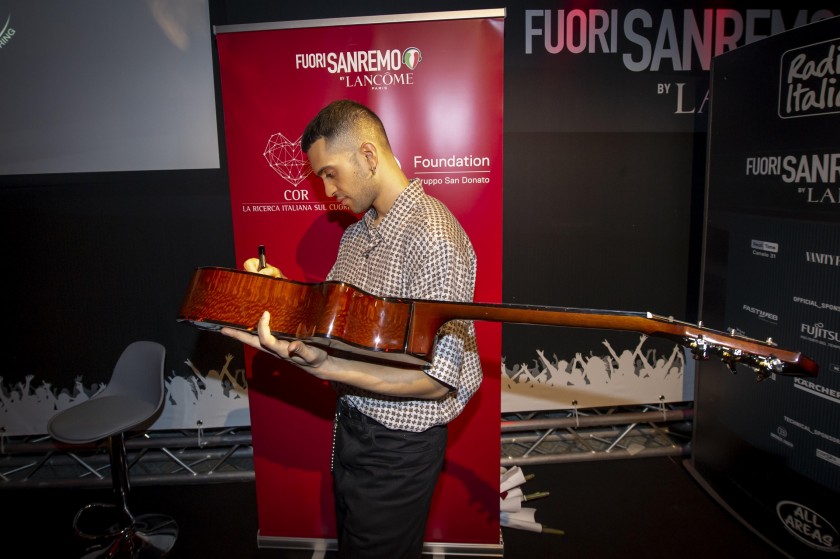 Sanremo 2019 artists signed guitar