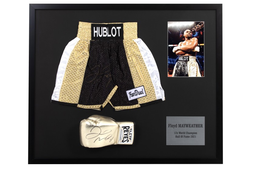 Display pantaloncini e guantone da boxe incorniciato autografato da Floyd Mayweather 