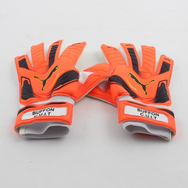 Buffon Juventus gloves, issued for 2015/2016 season