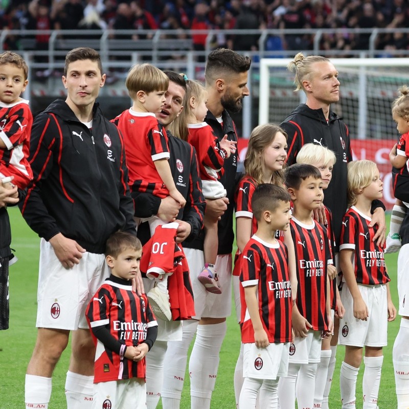 Scendi in campo come Mascotte in occasione del Trofeo Berlusconi - Milan vs Monza